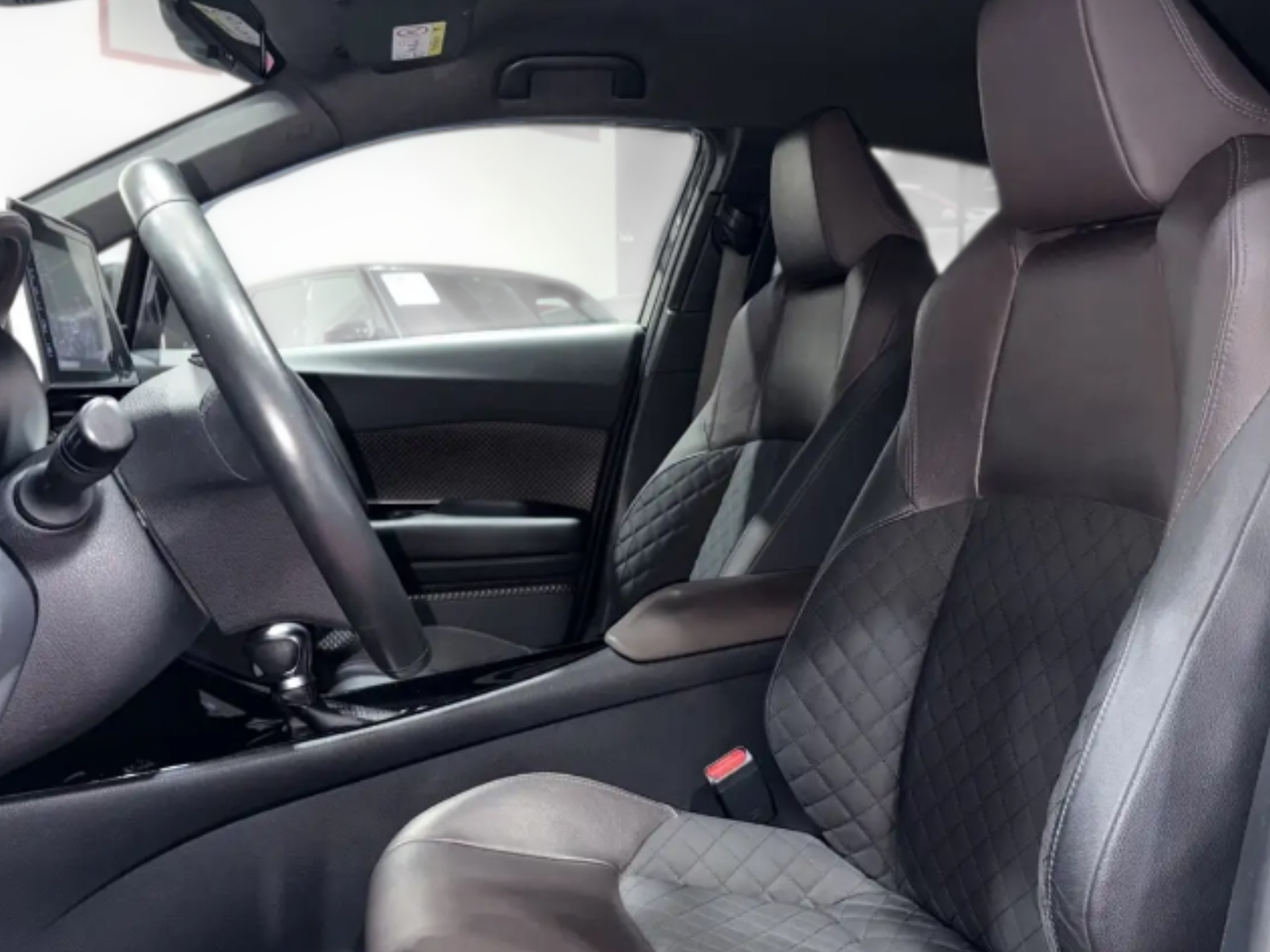 TOYOTA C-HR 1.8 HYBRID E – CVT LOUNGE