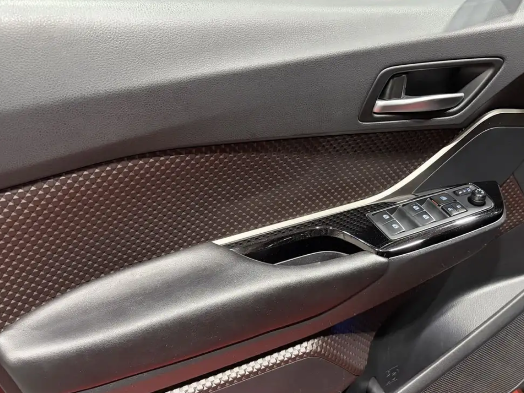 TOYOTA C-HR 1.8 HYBRID E – CVT LOUNGE