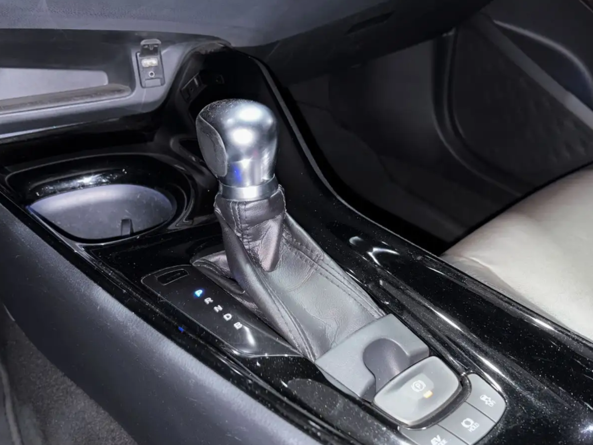 TOYOTA C-HR 1.8 HYBRID E – CVT LOUNGE